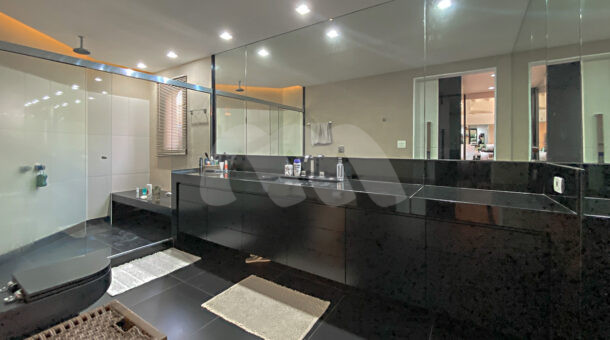 Imagem do banheiro da primeira suíte da casa duplex no Pedra de Itaúna à venda na Barra da Tijuca
