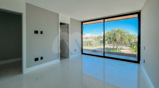 Imagem de suite com closet, banheiro e amplo quarto com revestimento de alta qualidade da casa a venda no alphaville
