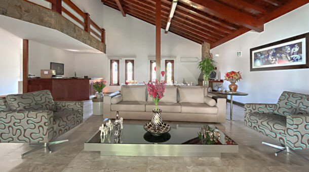 Imagem da sala de estar da casa duplex no Pedra de Itaúna à venda na Barra da Tijuca
