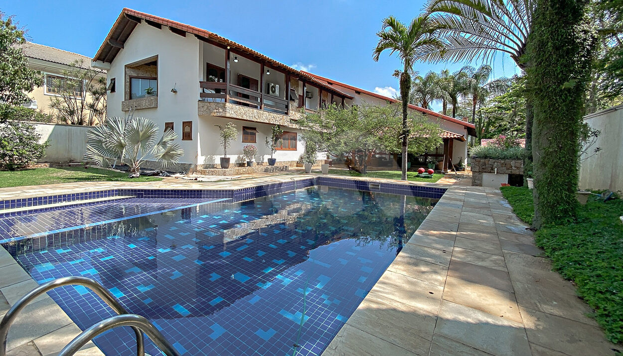 Imagem da área de lazer com ampla piscina da casa duplex no Pedra de Itaúna à venda na Barra da Tijuca