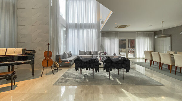 Imagem da sala multiambientes da casa duplex de alto padrão à venda na Barra da Tijuca