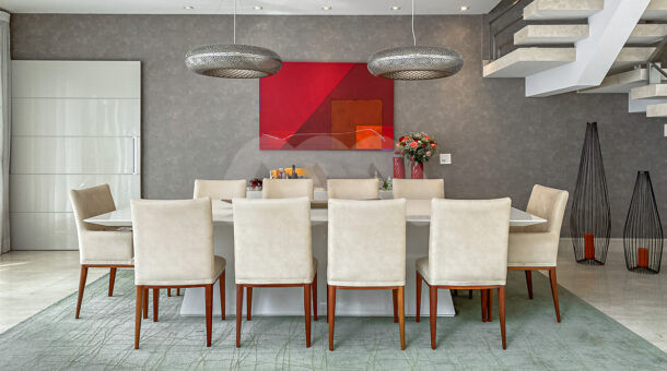 Imagem da sala de jantar da casa duplex de alto padrão à venda na Barra da Tijuca