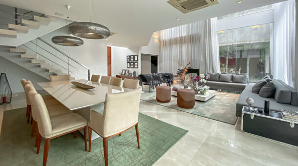Imagem da sala de jantar integrado com a sala de estar da casa duplex de alto padrão à venda na Barra da Tijuca