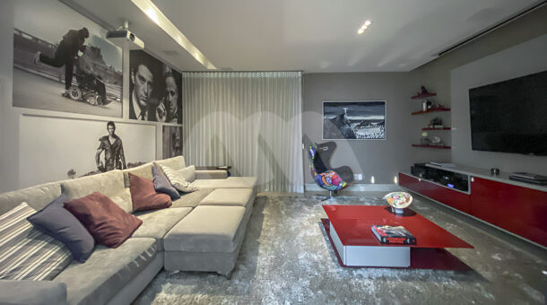 Imagem da sala de tv da casa duplex de alto padrão à venda na Barra da Tijuca