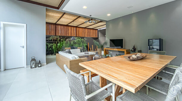 Imagem da área gourmet com sala com tv da casa duplex de alto padrão à venda na Barra da Tijuca