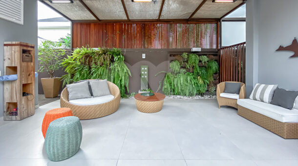Imagem da varanda coberta da casa duplex de alto padrão à venda na Barra da Tijuca