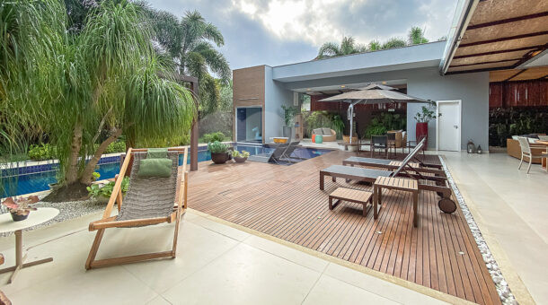 Imagem do deck molhado e paisagismo da casa duplex de alto padrão à venda na Barra da Tijuca