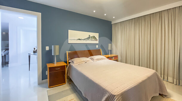 Imagem da primeira suite da casa duplex de alto padrão à venda na Barra da Tijuca