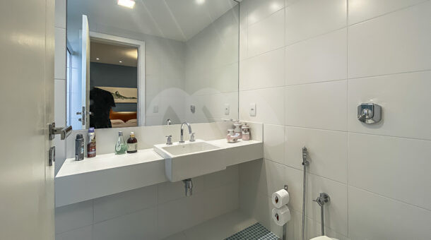 Imagem do banheiro da primeira suite da casa duplex de alto padrão à venda na Barra da Tijuca
