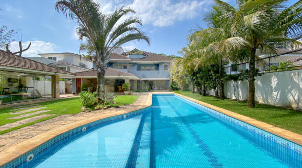 Imagem da área de lazer com piscina com raia da casa triplex estilo clássico à venda na Barra da Tijuca