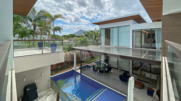 Imagem aera da piscina da casa à venda na Barra da tijuca.