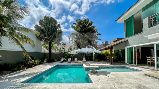 Imagem da piscina da linda casa à venda.