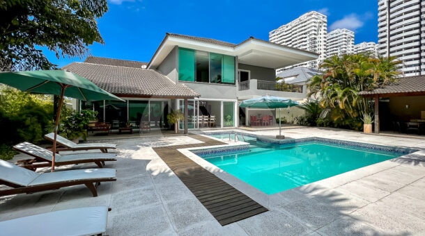 Imagem da piscina da casa à venda em condomínio de alto padrão.