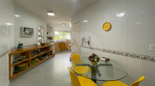 Imagem de cozinha/copa com mesa de vidro redonda, armarios planejados em casa triplex