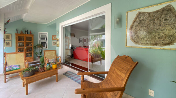 Imagem de varanda com cadeiras de madeira e mesa de centro em casa a venda