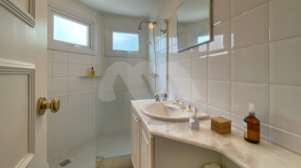imagem de banheiro branco com bancada em casa triplex a venda