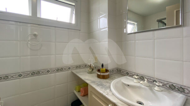 Imagem de banheiro com bancada com cuba, espelho e box da casa avenda