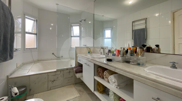 Imagem de banheiro com pia dupla e banheira de hidromassagem da casa triplex a venda