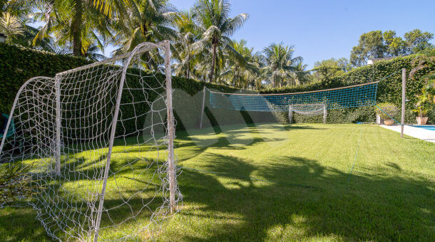 Imagem do campo de futebol da casa duplex à venda na Muller Imóveis RJ na Barra da Tijuca
