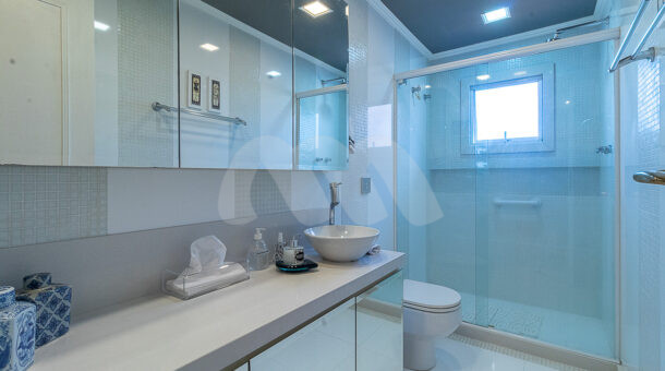 Imagem do banheiro da primeira suíte da casa à venda na Muller Imóveis RJ na Barra da Tijuca