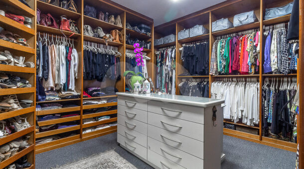 Imagem do closet da suíte master da casa à venda na Muller Imóveis RJ na Barra da Tijuca