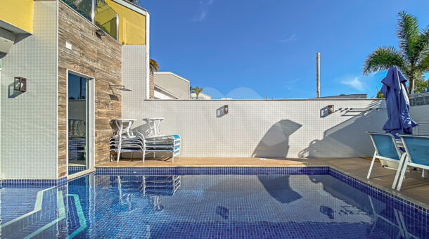 Imagem frontal da piscina da mansão contemporânea à venda.