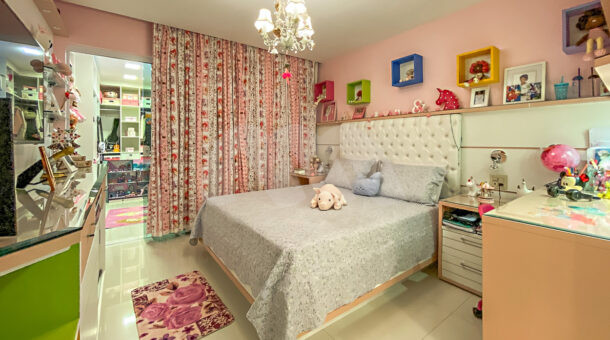 Imagem lateral com vista do quarto de criança da mansão contemporânea à venda.
