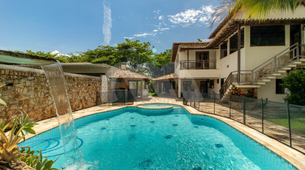 Imagem da piscina com cascada da belissima casa no Recreio na imobiliária de luxo RJ