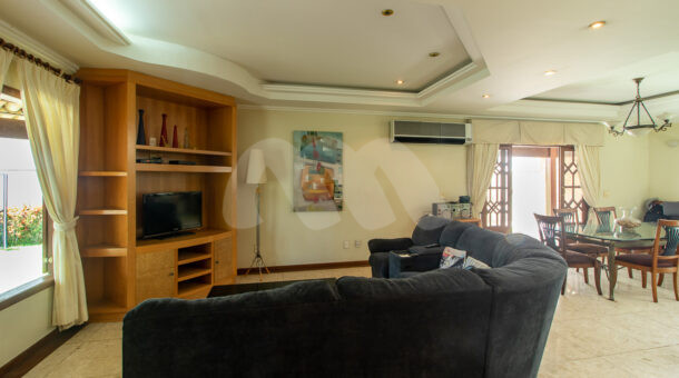 Imagem da sala multiambientes com sala de tv da belissima casa no Recreio na imobiliária de luxo RJ