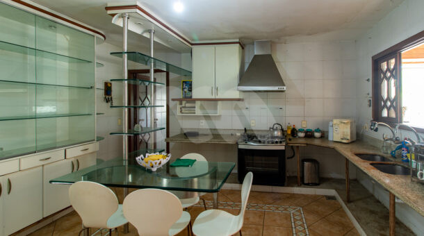 Imagem da cozinha com ampla bancada da belissima casa no Recreio na imobiliária de luxo RJ