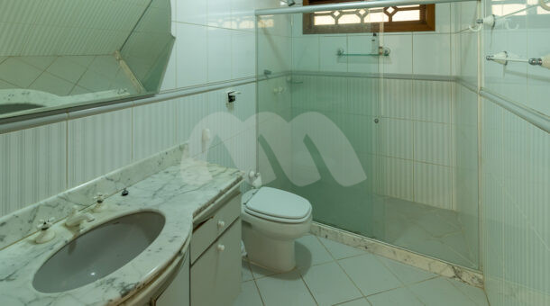 Imagem do banheiro da suite da belissima casa no Recreio na imobiliária de luxo RJ