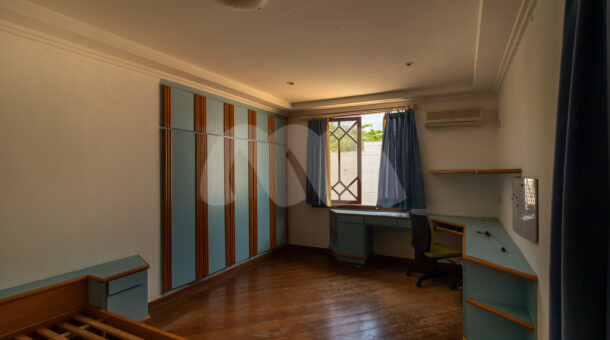 Imagem da segunda suite com armários planejados da belissima casa no Recreio na imobiliária de luxo RJ
