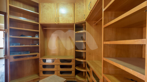 Imagem do closet da suíte master da belissima casa no Recreio na imobiliária de luxo RJ