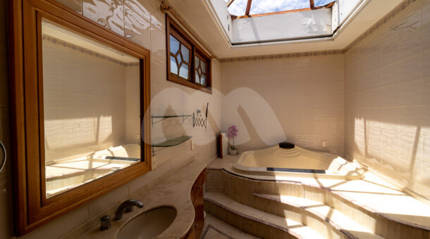 Imagem do banheiro da suíte master da belissima casa no Recreio na imobiliária de luxo RJ