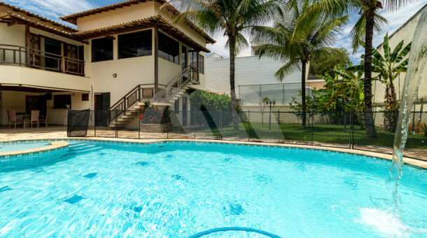 Imagem da ampla piscina com cascata da belissima casa no Recreio na imobiliária de luxo RJ