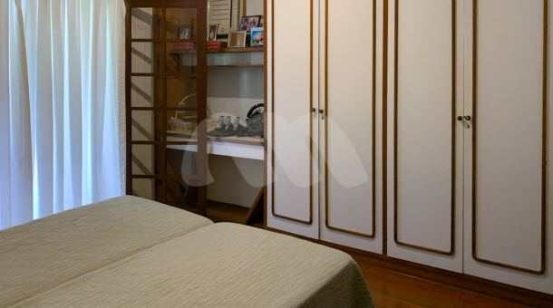 Imagem lateral do quarto ccom vista dos armários da mansão moderna à venda na Muller Imóveis RJ.