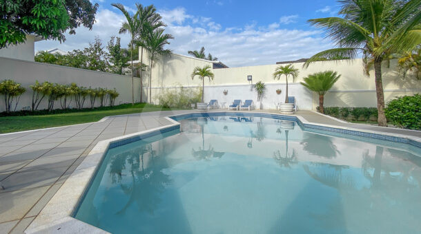 Imagem de piscina com paisagismo ao redor da casa duplex a venda na Barra da Tijuca