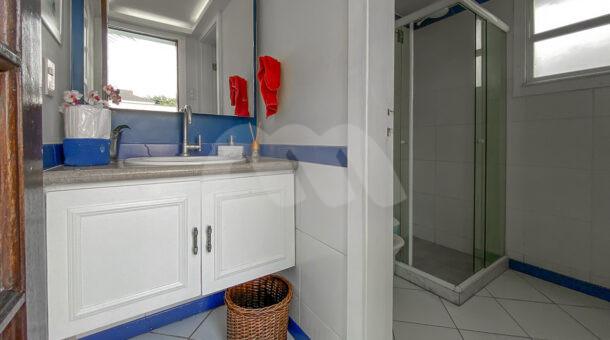Imagem de banheiro com bancada e chuveiro em casa duplex a venda no condominio pedra de itauna