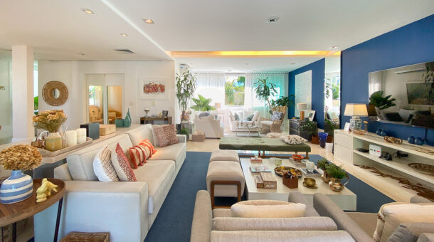 Imagem da sala da casa triplex com energia sustentável