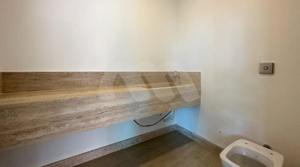 Imagem da lavabo da casa à venda em luxuoso condomínio. imobiliária RJ
