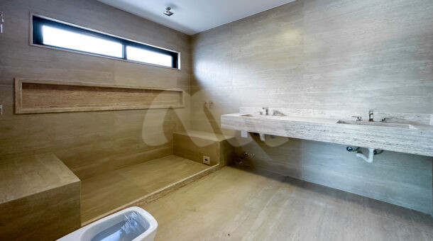 Imagem do banheiro com dois chuveiros e cuba dupla da suíte master da casa à venda em luxuoso condomínio. imobiliária RJ
