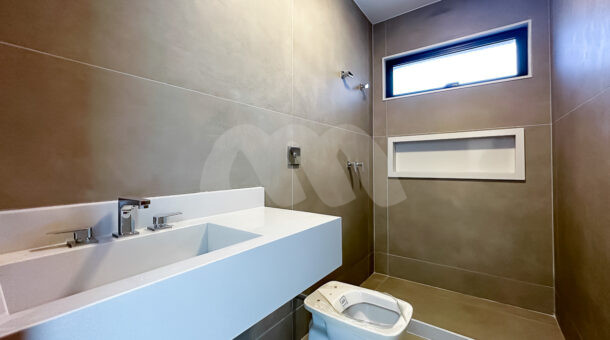 Imagem do banheiro da segunda suíte da casa à venda em luxuoso condomínio. imobiliária RJ