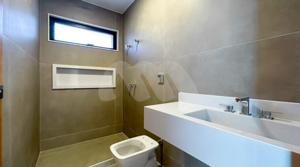 Imagem do banheiro da terceira suíte da casa à venda em luxuoso condomínio. imobiliária RJ