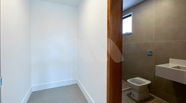Imagem do banheiro da quarta suíte da casa à venda em luxuoso condomínio. imobiliária RJ