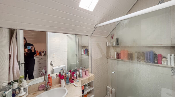 Imagem de banheiro de suite em sotao de casa triplex à venda