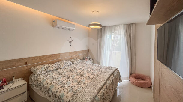 Imagem de suite com cama queen, cabeceira planejado em casa triplex a venda no condominio de luxo rio mar