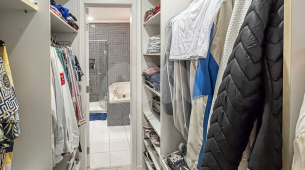 Imagem closet planejado de suite master com acesso a banheiro em casa à venda na Barra da Tijuca