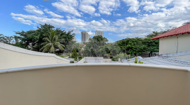 Imagem de varandacom bela vista para arvores em Casa Triplex à venda na Barra da Tijuca
