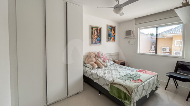 Imagem de quarto com guarda roupa, cama e ventilador de teto em casa bela à venda no Rio Mar