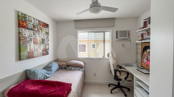 Imagem de quarto com cama de solteir e escrivaninha branca planejada de linda casa triplex classica no Rio Mar